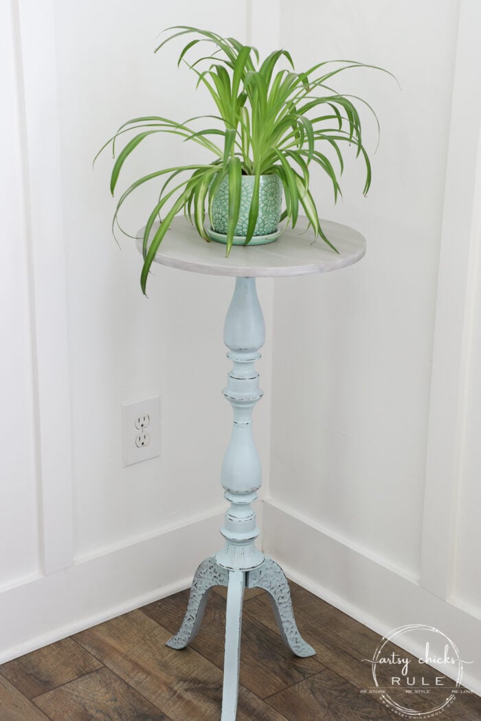 This $10 aqua plant stand got a brand new look in a really simple way! A small change in color with paint makes all the difference. artsychicksrule.com #plantstand #aquapaint