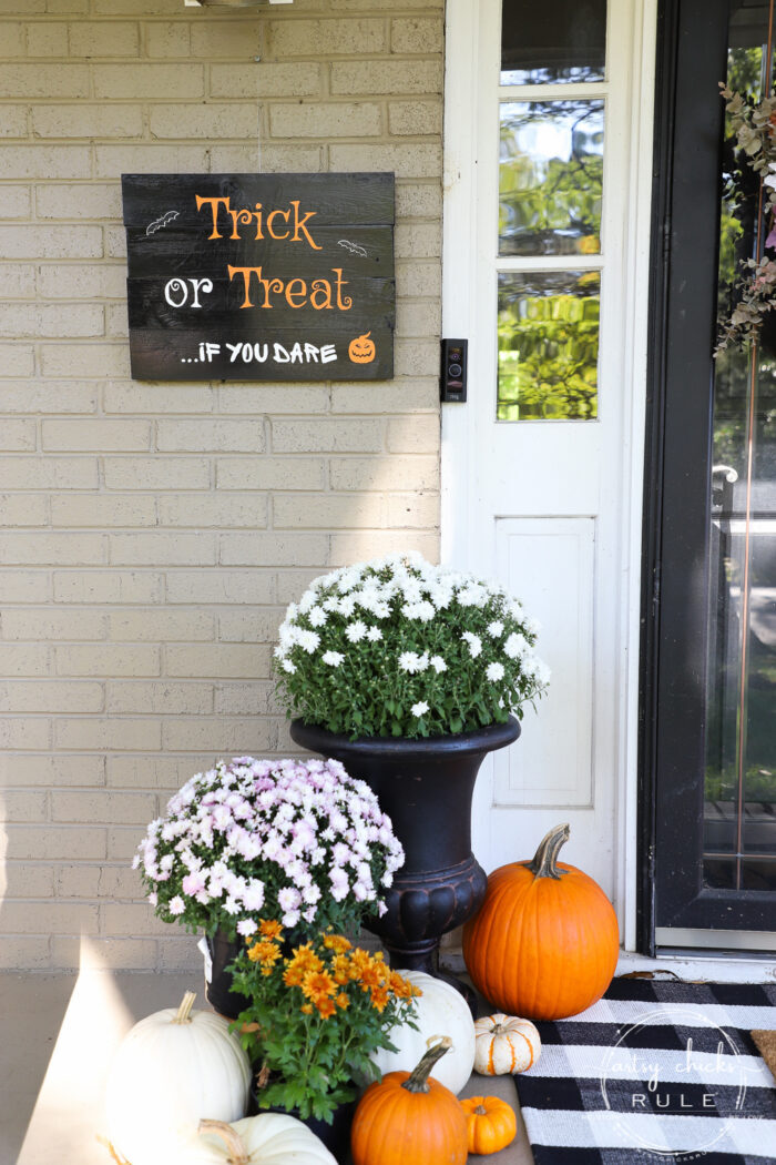 Make this trick or treat sign with my free printable...if you dare! (I couldn't resist) OR just print it out and frame it for your Halloween decor. artsychicksrule.com