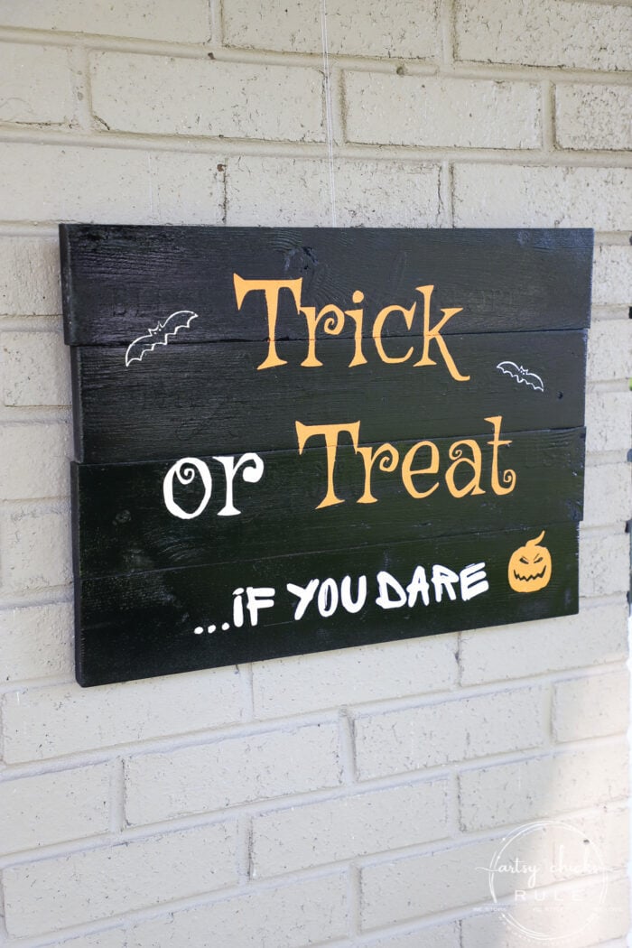 Make this trick or treat sign with my free printable...if you dare! (I couldn't resist) OR just print it out and frame it for your Halloween decor. artsychicksrule.com