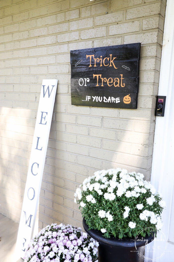 Make this trick or treat sign with my free printable...if you dare! (I couldn't resist) OR just print it out and frame it for your Halloween decor. artsychicksrule.com