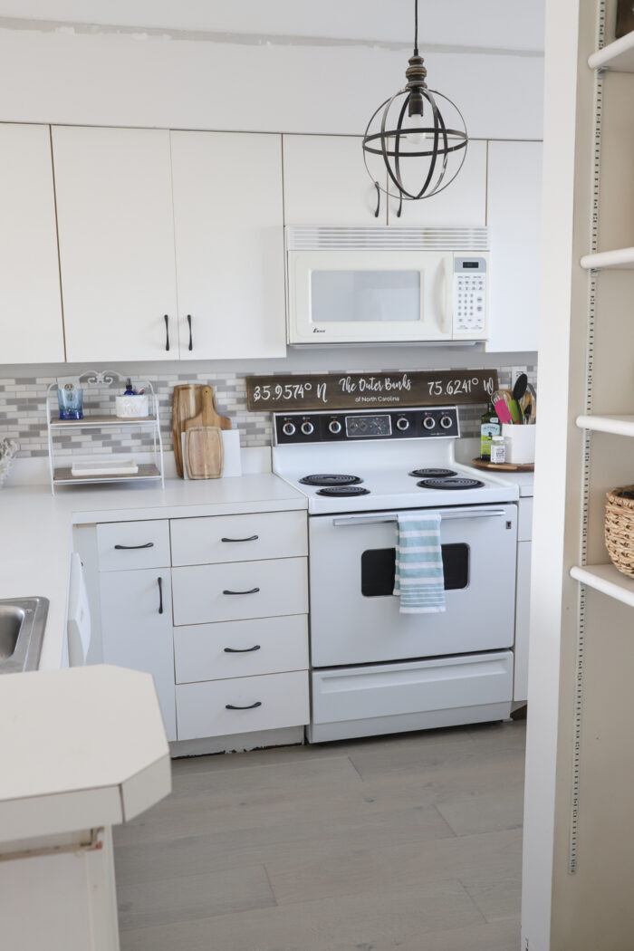 It's reveal day! I'm sharing our whole beach condo and our beautiful new waterproof hardwood flooring. artsychicksrule.com #sponsored #raintreeflooring #woodwithoutworry #waterproofflooring #waterproofhardwood #realhardwood