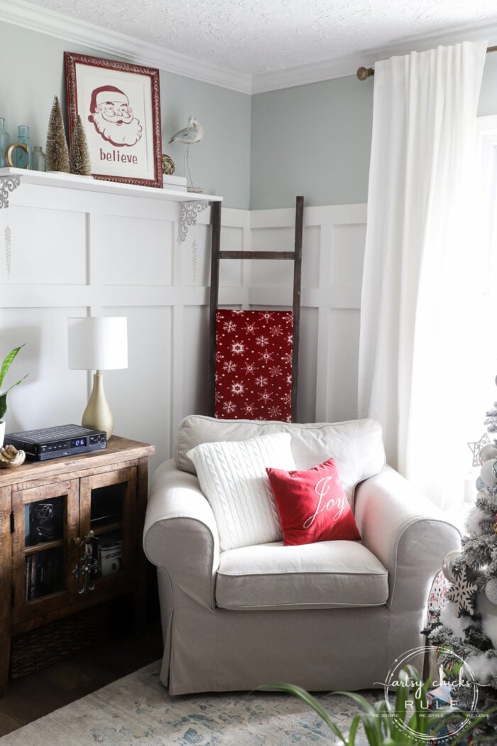 Create a cozy Christmas living room (and home) with sweet, sentimental touches, pops of red, cozy throws, and pillows! artsychicksrule.com