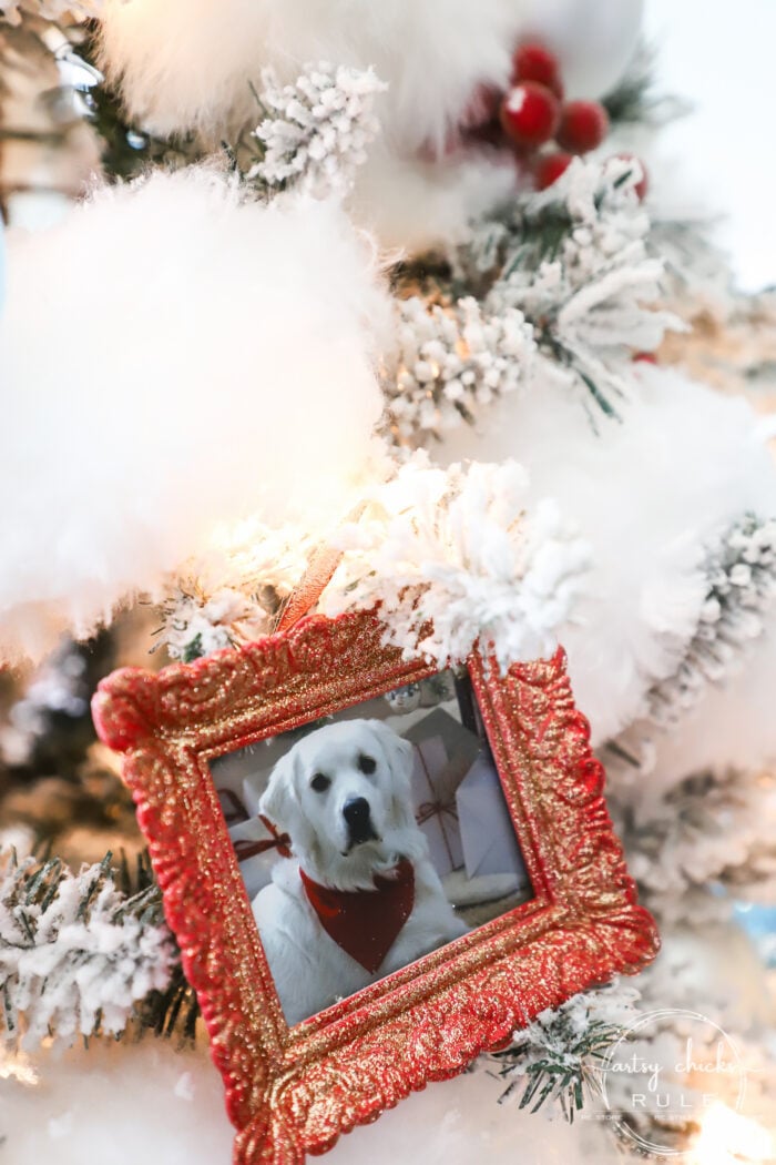 Create a cozy Christmas living room (and home) with sweet, sentimental touches, pops of red, cozy throws, and pillows! artsychicksrule.com