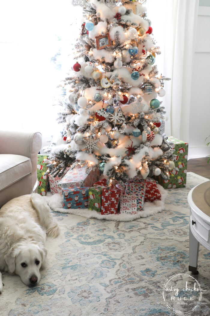 Create a cozy Christmas living room (and home) with sweet, sentimental touches, pops of red, cozy throws, and pillows! artsychicksrule.com