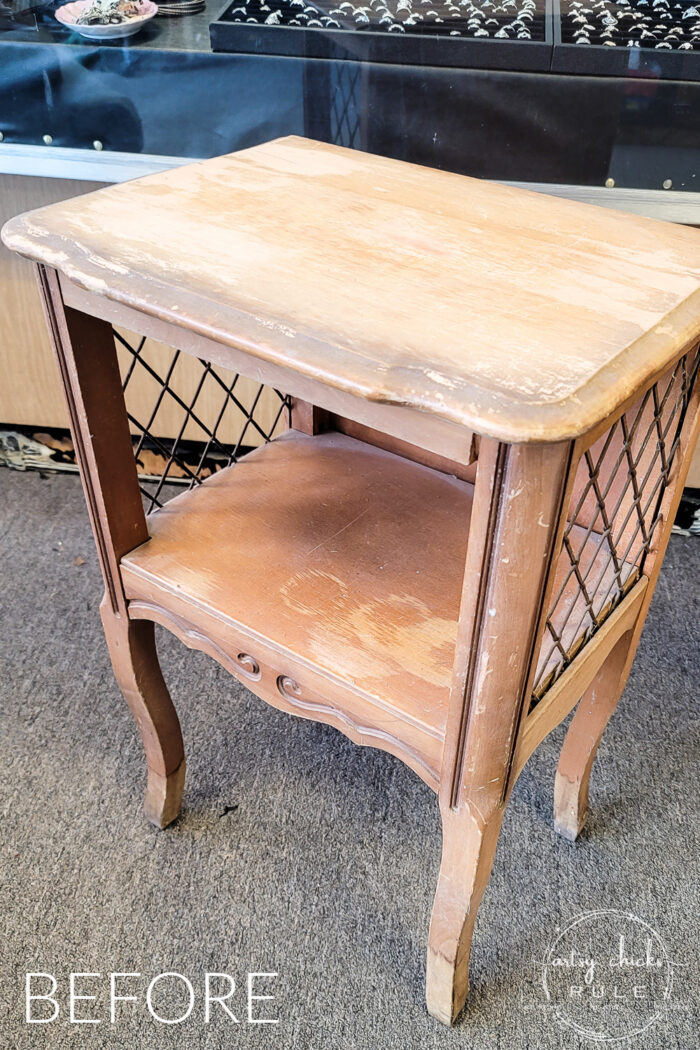 This simple, quick and easy barstool refresh will have your old ones looking like new! artsychicksrule.com