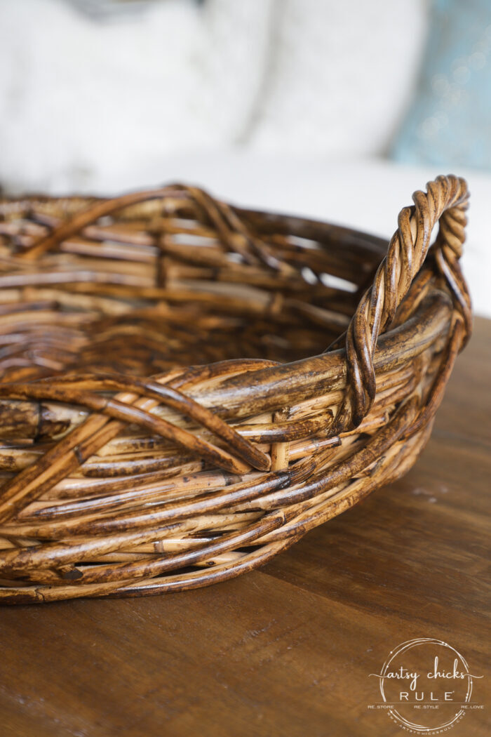 Polyshades basket makeover...SO simple, quick, and a fun way to give your old baskets new life! artsychicksrule.com