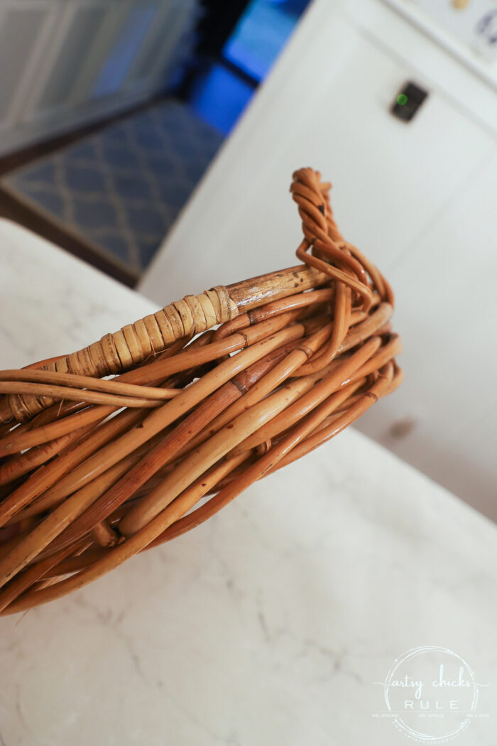 Polyshades basket makeover...SO simple, quick, and a fun way to give your old baskets new life! artsychicksrule.com