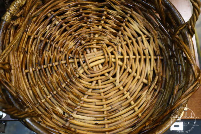 Polyshades basket makeover...SO simple, quick, and a fun way to give your old baskets new life! artsychicksrule.com