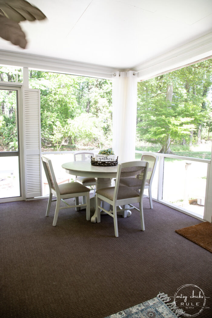 dining table round with chairs screens open