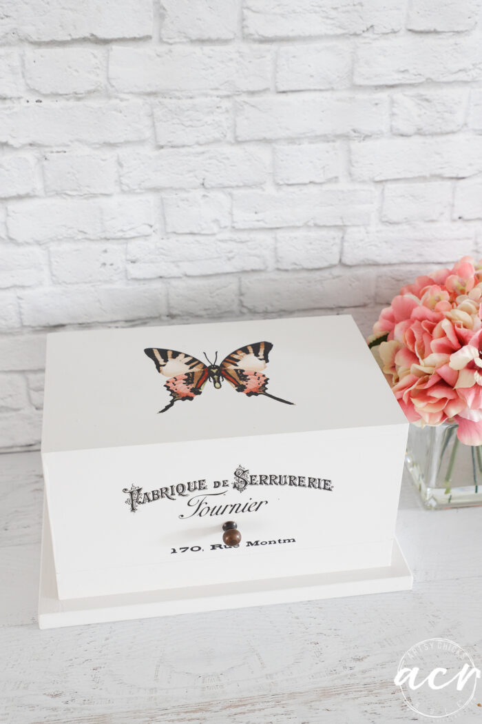 white box with French writing and butterfly