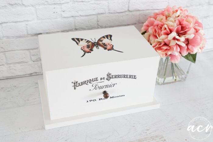 hvit boks med sommerfugler og fransk skrift