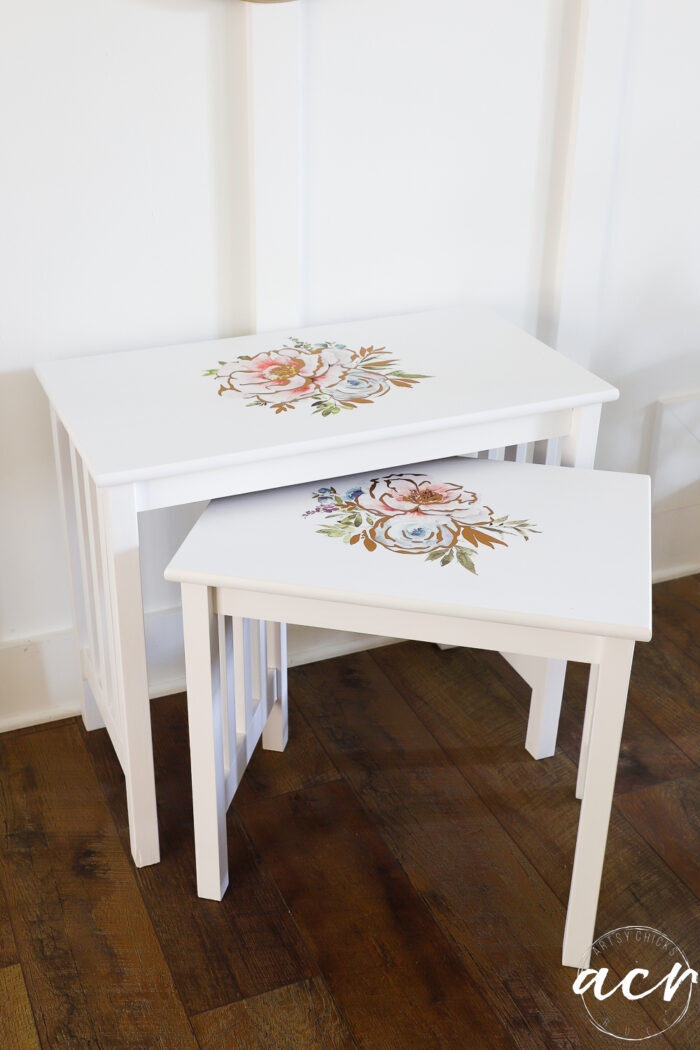 weiße Tische mit floralen Transfers darauf