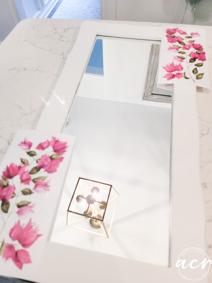 rosafarbene Blumendekor-Transfers auf weiß gerahmtem Spiegel
