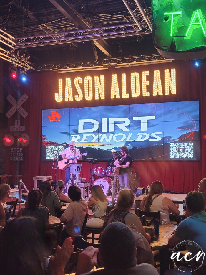 jason aldean stage with singers