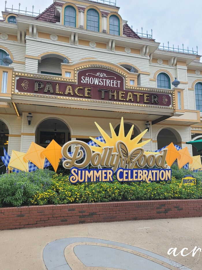 entrance to dollywood