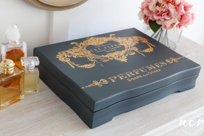 Caja de cubiertas azul oscuro con transferencia decorativa dorada en la parte superior