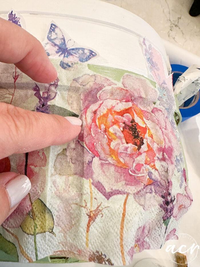 applying the napkin to the basket