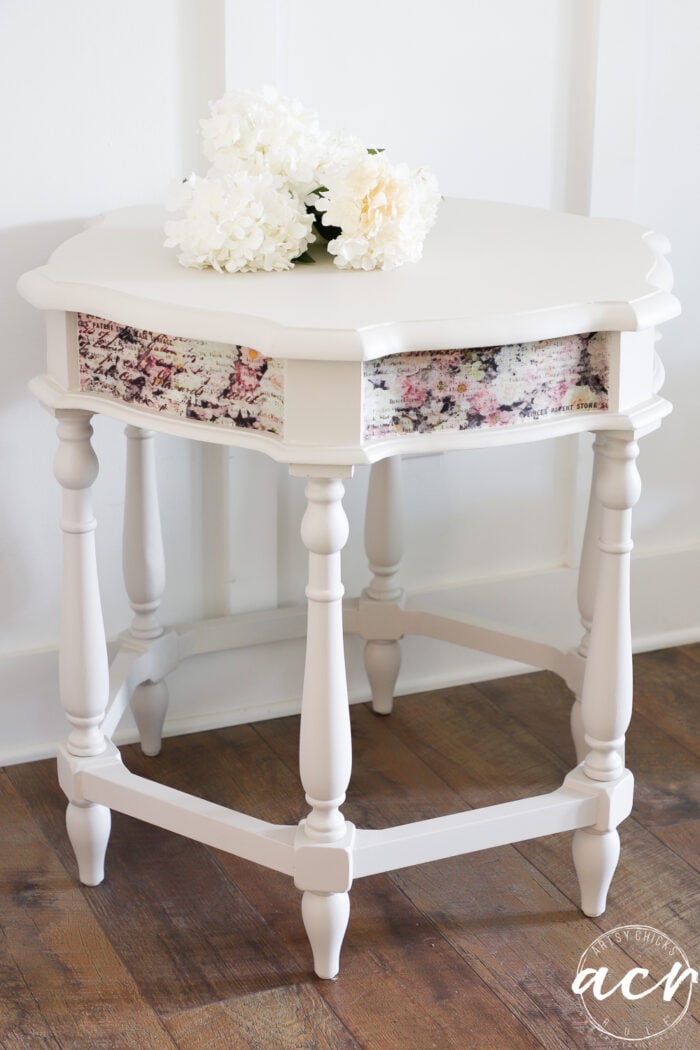 Fuera de mesa hexágono blanca con inserciones florales