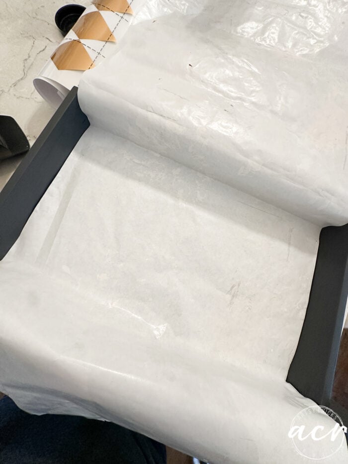 Rollo de papel blanco en el cajón