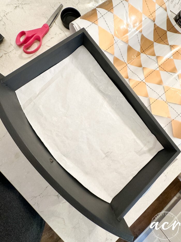Corte el papel blanco para que se ajuste al cajón