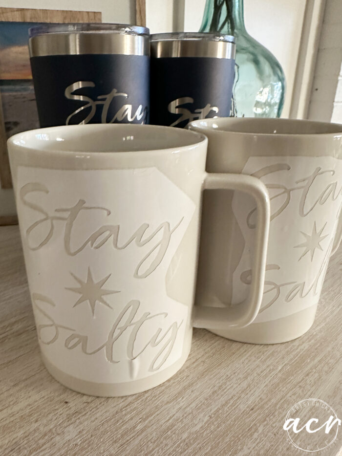 Tazas de café con plantillas de vinilo