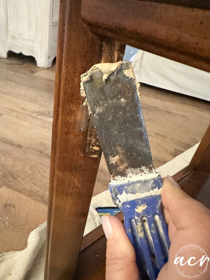Llene los agujeros de las uñas en las patas de la mesa