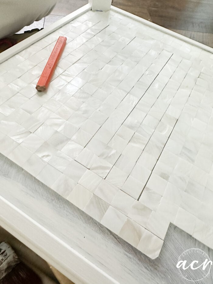 Azulejos diseñados en el estante inferior