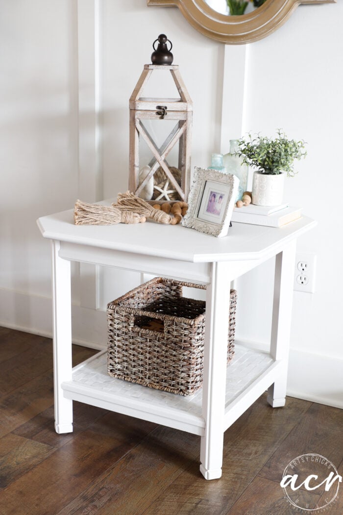 Pequeña mesa blanca con decoración 