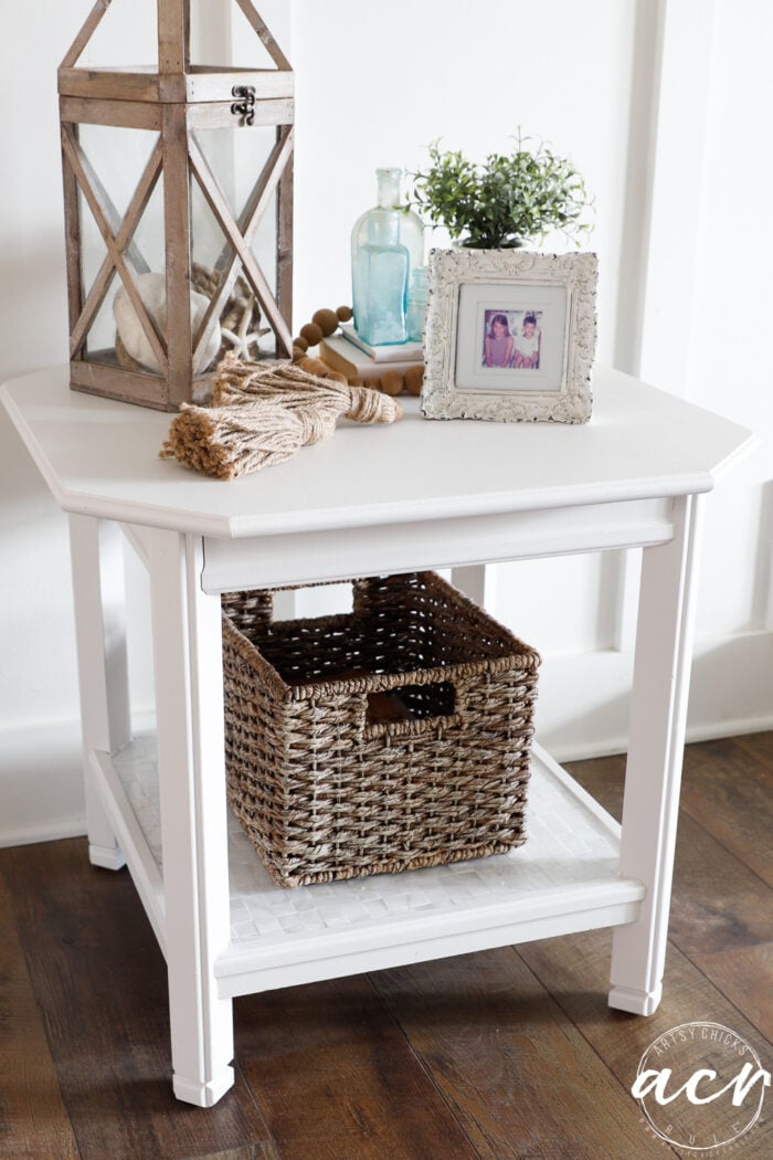 Pequeña mesa blanca con decoración