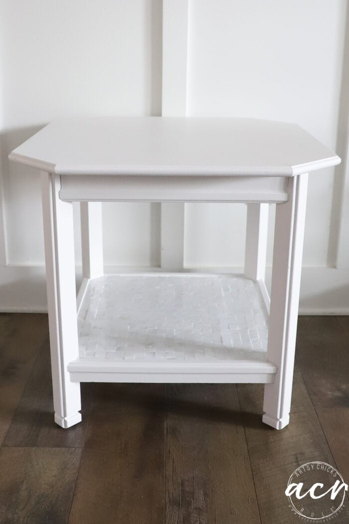 Mesa blanca con baldosas debajo de la vista frontal inferior