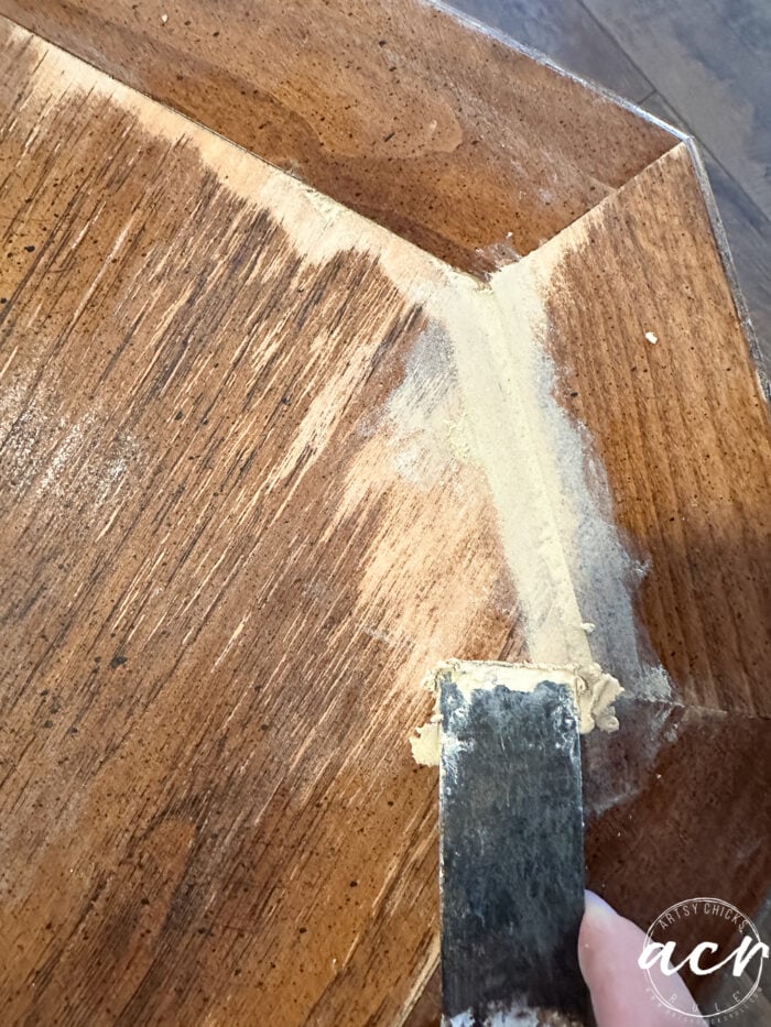 Relleno en un área de tierra con relleno de madera