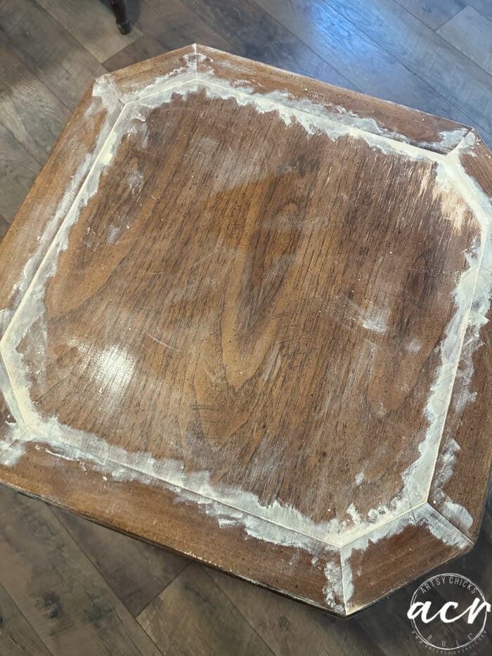 Mesa con áreas llenas de rellenos de madera