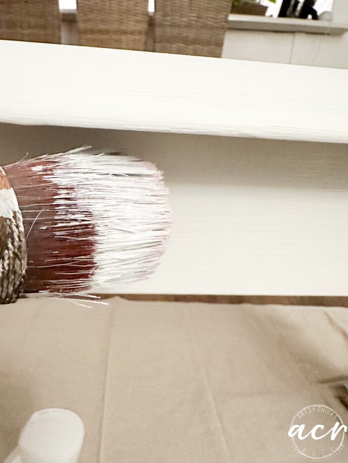 Pintar color blanco con cepillo