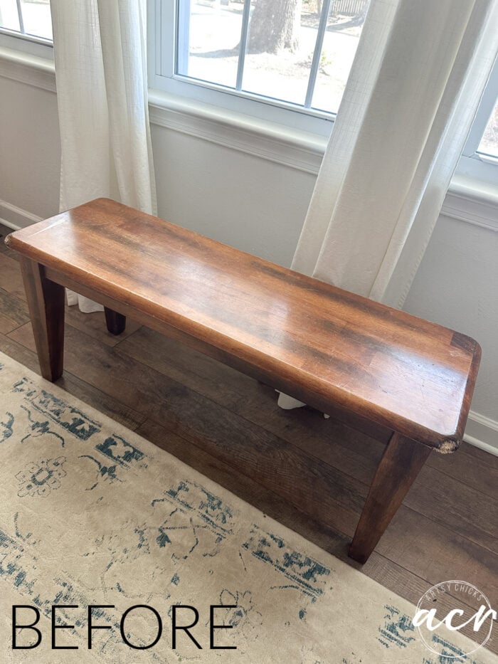 banco de madera manchado de marrón