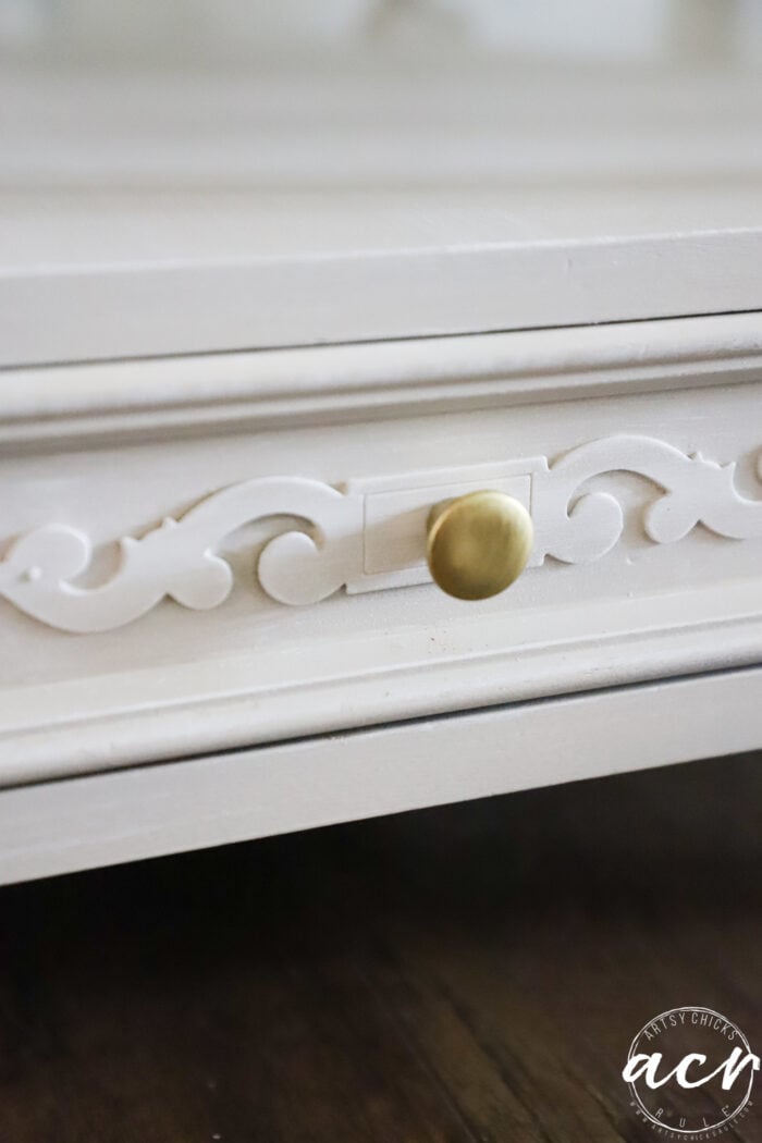 small knob painted gold
