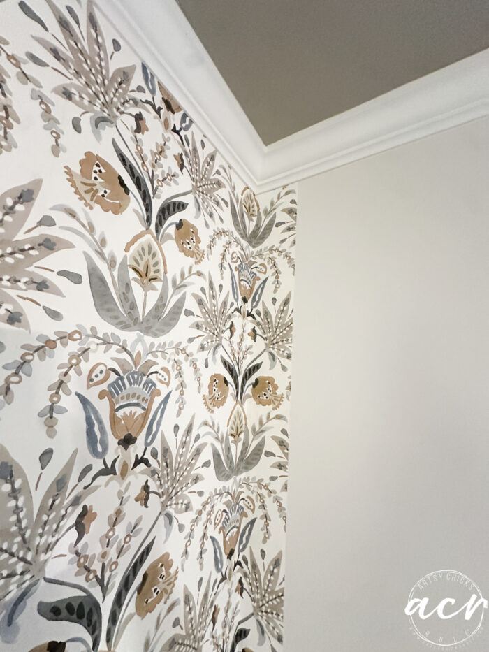 showing wallpaper in corner