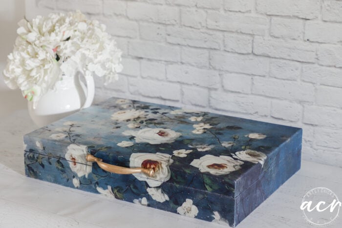 blue and white rose box with gold handle