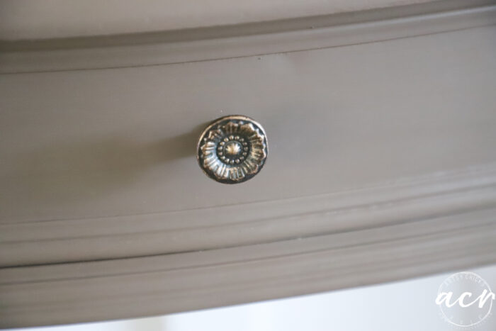 brown knob with gold on the raised edges